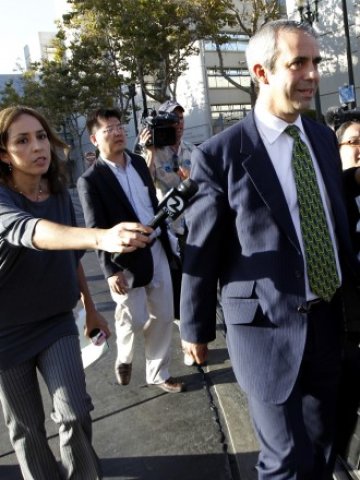 <p lang="bg-BG" style="margin-bottom: 0cm">
	Адвокатът на Samsung Кевин Джонсън е преследван от журналисти след приключването на делото, гледано от федерален съд в Сан Хосе, Калифорния.<em> Снимка: Ройтерс</em></p>
