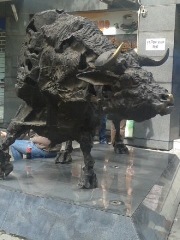 <p>
	Лятна жега в търговията на ул. Три уши 6.&nbsp;<em>Снимка: Investor.bg</em></p>
