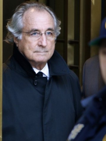 <p>
	74-годишният Мадоф излежава 150-годишна присъда в затвор в Северна Каролина. <em>Снимка: Ройтерс</em></p>
