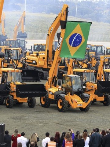 <p>
	Откриване на нов завод на британската JCB в Сорокаба, Бразилия. <em>Снимка: Ройтерс&nbsp;</em></p>
