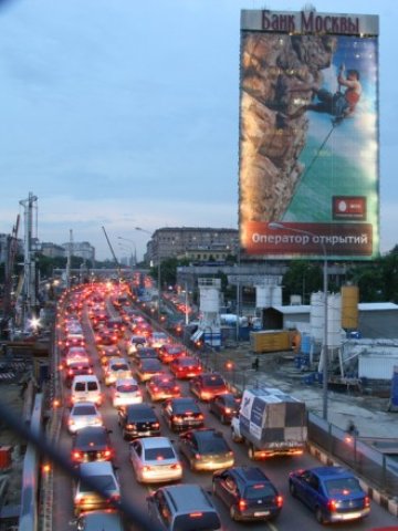 <p>
	Билборд с реклама на Банк Москвы в центъра на руската столица. <em>Снимка: dimapolo, лиценз: <a href="http://creativecommons.org/licenses/by/2.0/" target="_blank"><strong>CreativeCommons</strong></a></em></p>
