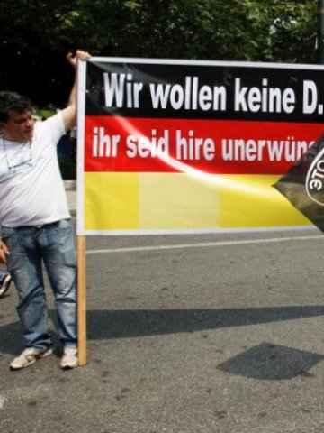 <p>
	Служители на OTE протестират срещу продажбата на компанията на Deutsche Telekom.<em> Снимка: Ройтерс</em></p>
