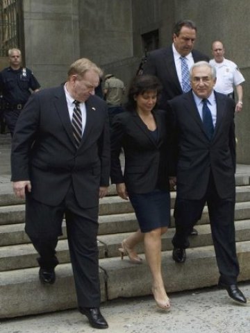 <p>
	Строс-Кан (вдясно) напуска съда със съпругата си. Снимка: Ройтерс</p>
