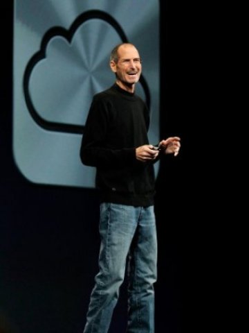 <p>
	Стив Джобс представя своя облак.<em> Снимка: Ройтерс</em></p>

