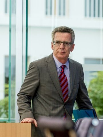 <p>
	Томас де Мезиер настоява за механизъм за независимо решаване на споровете за отстраняване на съдържание от интернет. <em>Снимка: Ройтерс</em></p>
