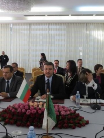 <p>
	Министърът Драгомир Стойнев по време на посещението си в Алжир. Снимка: <em>МИЕ</em></p>
