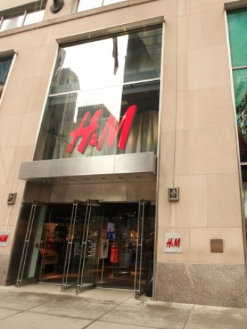 <p>
	H&amp;M продължава да открива нови магазини. <em>Снимка: Getty Images News</em></p>
