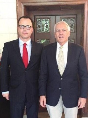 <p style="text-align: justify;">
	Стоян Мавродиев и Уесли Кларк. <em>Снимка: КФН</em></p>
