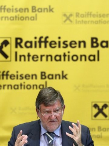 <p>
	Херберт Степич: &quot;Нека правителство не продължава да ползва банките по-скоро като магазини на самообслужване&quot;. <em>Снимка: Ройтерс</em></p>
