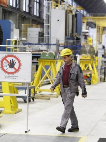 <p>
	Фабрика на Siemens AG в Берлин. <em>Снимка: Ройтерс</em></p>
