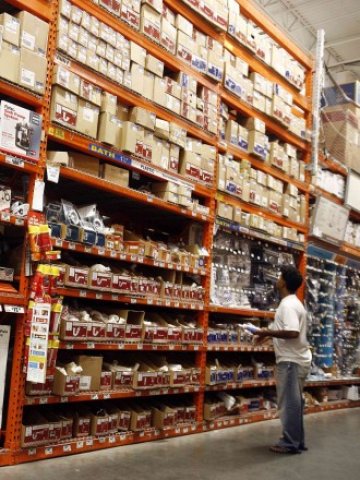 <p>
	&nbsp;Продажбите на дребно в САЩ нараснаха с 0,3%, което бе най-слабият ръст от юли миналата година насам. <em>Снимка: Ройтерс</em></p>
