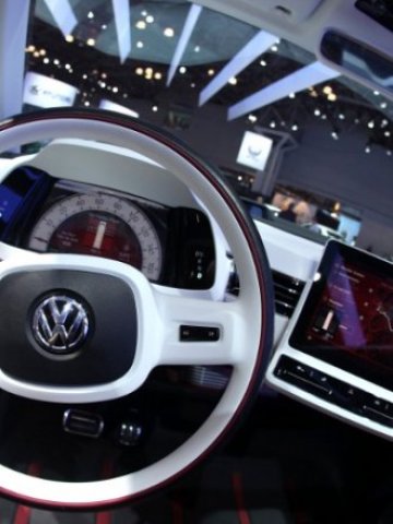 <p>
	Volkswagen продаде рекордните 2 млн. автомобила от основната си марка през първите пет месеца на годината. <em>Снимка: Ройтерс</em></p>
