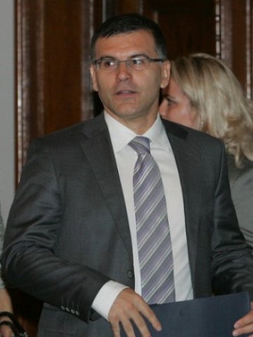 <p>
	Финансовият министър Симеон Дянков твърди, че увеличение ще има само за най-ниските пенсии. <em>Снимка: БТА&nbsp;</em></p>
