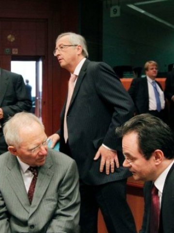 <p>
	Германският финансов министър Волфганг Шойбле (л.), председателят на Еврозоната Жан-Клод Юнкер и гръцкият финансов министър Георгиос Папандреу (дясно). <em>Снимка: Ройтерс&nbsp;</em></p>
