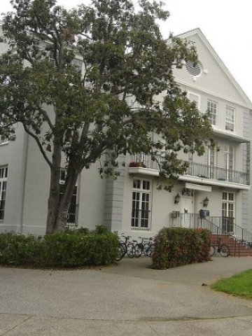 <p style="margin-bottom: 0cm">
	Къща в Пало Алто. <em>Снимка: Doliphant, лиценз: <a href="http://creativecommons.org/licenses/by/2.0/" target="_blank"><span lang="en-US">Creative Commons</span></a></em></p>
