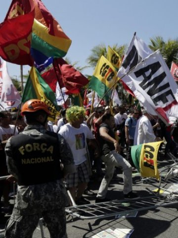 <p>
	Няколко протестиращи бяха ранени по време на безредиците.&nbsp;<em>Снимка: Ройтерс</em></p>
