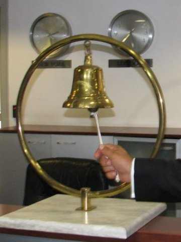 <p>
	Камбаната на БФБ-София <em>Снимка: Investor.bg</em></p>
