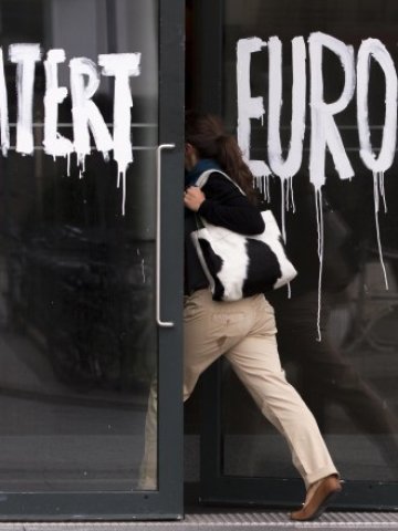 <p>
	<em>Графит на входа на художествената академия в Берлин. Снимка: Ройтерс</em></p>
