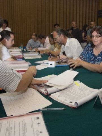 <p>
	<em>Подписването на договорите по програмата продължи няколко часа</em> &nbsp; &nbsp; &nbsp;Снимка: БТА</p>
