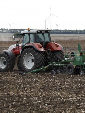 <p>
	<em>Близо 30 на сто от обработваемите площи могат да бъдат орязани от директни плащания след 2014 г. &nbsp; &nbsp;</em> Снимка: БТА</p>
