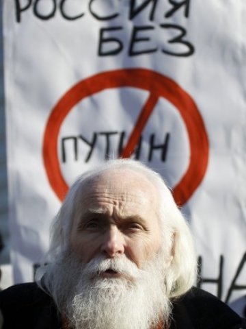 <p>
	Протестиращ срещу изборите в Москва. Снимка: Ройтерс</p>
