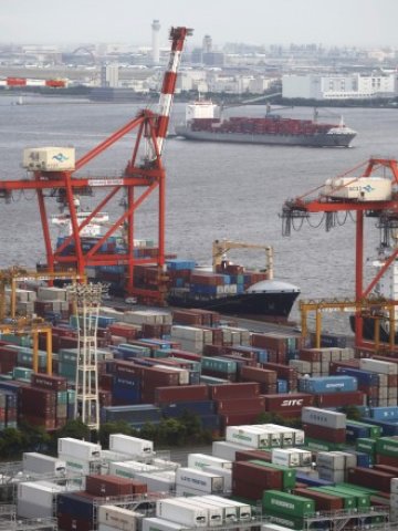 <p>
	Контейнери на пристанището в Токио.<em> Снимка: Ройтерс</em></p>
