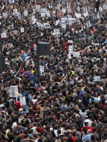 <p>
	Испанци протестират срещу правителствената политика във връзка с продължаващата икономическа криза. <em>Снимка: Ройтерс&nbsp;</em></p>
