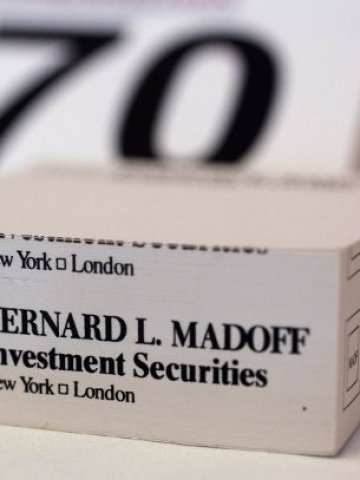 <p>
	Сред предложените предмети беше и кубче с хартия за бележки.&nbsp;<em>Снимка: Ройтерс</em></p>
