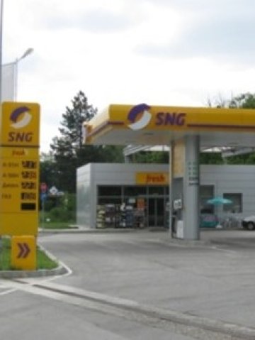 <p style="text-align: justify;">
	Бензиностанция на Синергон Петролеум ЕООД. <em>Снимка: synergon.bg</em></p>
