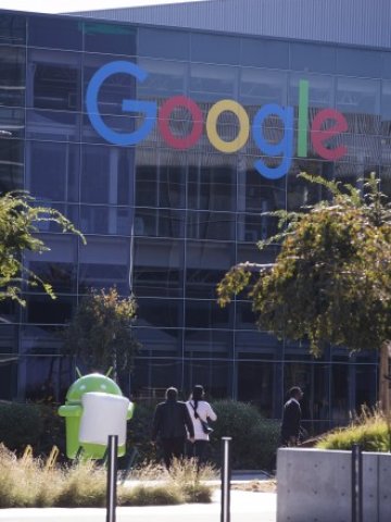 <p>
	Новото лого на Google на централата на компанията в Маунтин Вю. <em>Снимка: Ройтерс</em></p>
