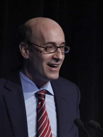 <p>
	Кенет Рогоф. <em>Снимка: Ройтерс</em></p>
