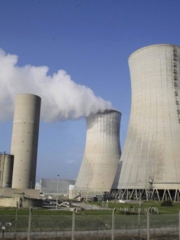 <p>
	Френската АЕЦ &quot;Трикастин&quot;, която е изградена от Areva. <em>Снимка: Ройтерс</em></p>
