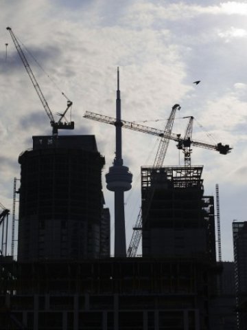 <p>
	Очаква се забавянето на пазара да засегне тежко строителния сектор, който има сериозен дял в БВП на Канада. Снимка: Ройтерс</p>
