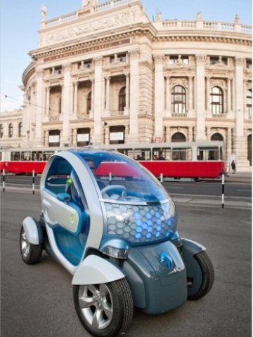 <p class="western" style="margin-bottom: 0cm;">
	Двуместният електромобил вече може да се види по улиците на Франция.</p>
<p class="western" style="margin-bottom: 0cm;">
	<em>Снимка:</em> Renault</p>
