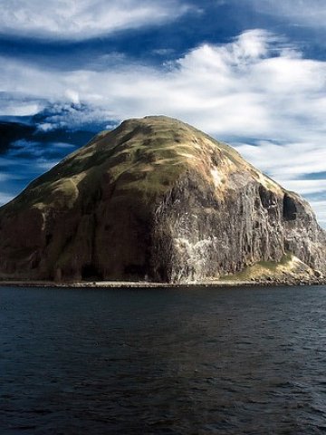 <p style="margin-bottom: 0cm;">
	Стръмният Ейлса Крейг. <em>Снимка: atomicjeep, лиценз: <a href="http://creativecommons.org/licenses/by/2.0/deed.en">Creative Commons</a></em></p>
