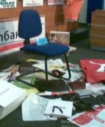 Така - с куп празни чанти и празен стол, символизиращ мениджмънта на СЦС, илюстрираха посланието си търговците. Снимка: Investor.bg