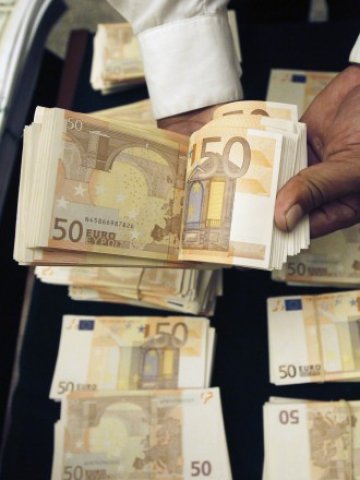 <p>
	Фалшиви евробанкноти, заловени Лима, столицата на Перу. <em>Снимка: Архив Ройтерс</em></p>
