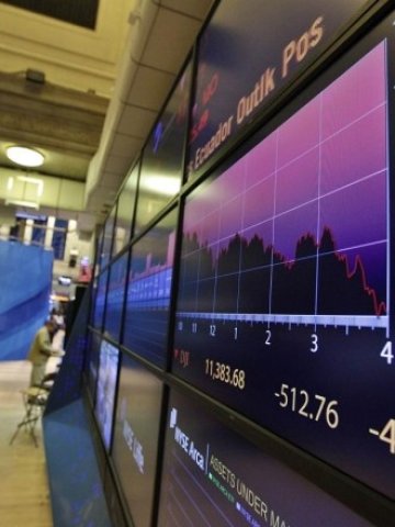 <p style="margin-bottom: 0cm">
	Електронно табло с котировки на фондовата борса в Ню Йорк. <em>Снимка: Ройтерс</em></p>
