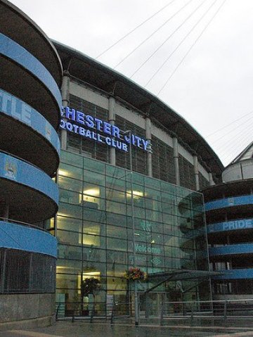 <p style="margin-bottom: 0cm">
	Жилищата около стадиона на Манчестър Сити са поскъпнали най-силно. <em>Снимка: Matthew Wilkinson, лиценз: <a href="http://creativecommons.org/" target="_blank"><span lang="en-US">Creative Commons</span></a></em></p>
