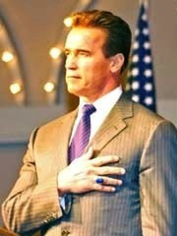 Шварценегер явно добре съвместява шоубизнеса с политическите си качества, след като е преизбран за губернатор през 2006 г. Снимка: US Citizenship and Immigration Services