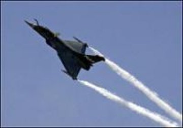 Изтребител Rafale в полет на самолетното изложение в Бурже, Франция. Снимка: АФП
