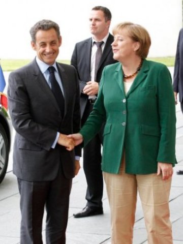 <p>
	Ангела Меркел и Никола Саркози договаряха цяла нощ в Берлин единна позиция за втория спасителен план за Гърция. <em>Снимка: Ройтерс</em></p>
