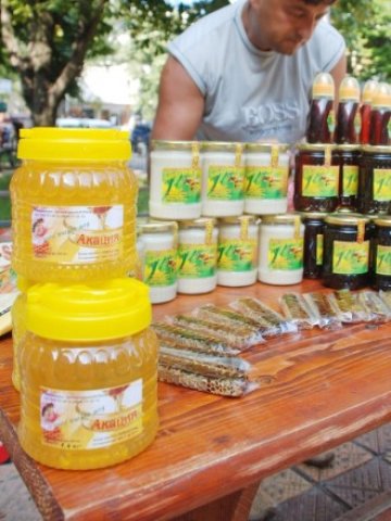 <p>
	Единствено пчеларите намират добър пазар за биопроизводството си, коеато се реализира основно в Германия.&nbsp;<em>Снимка: БТА</em></p>
