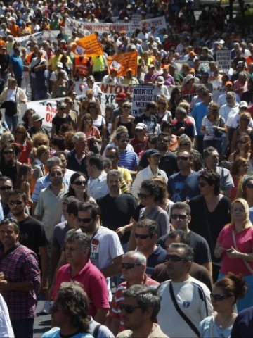 <p>
	Протест на общински служители срещу мерките за бюджетни икономии. Атина, 29 август 2012 г. <em>Снимка: Ройтерс</em></p>
