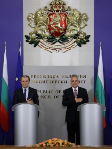 <p>
	<em>Новоизбраният премиер Пламен Орешарски прие символично властта от служебния министър-председател Марин Райков.</em> Снимка: БТА</p>
