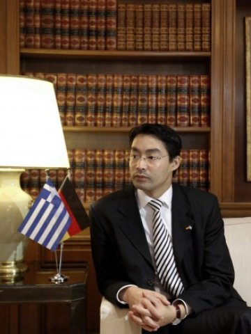 <p>
	Филип Рьозлер: Еврозоната е силна и ще оцелее след изборите в Гърция. <em>Снимка: Ройтерс</em></p>
