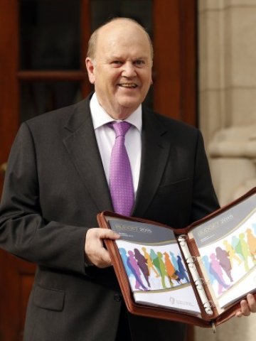 <p>
	Ирландският финансов министър Майкъл Нуунън. <em>Снимка: Ройтерс </em></p>
