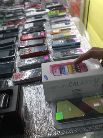 <p>
	Невинаги търговците предупреждават ясно, че предлагат телефон втора употреба. <em>Снимка: Ройтерс</em></p>
