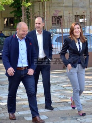 <p>
	Николина Ангелкова и Марк Жирардели посетиха Регионалния исторически музей в Кърджали. <em>Снимка: БТА</em></p>
