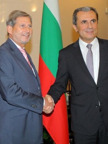 <p>
	Премиерът Пламен Орешарски се срещна с еврокомисаря за регионалната политика Йоханес Хан. <em>Снимка: БТА </em></p>
